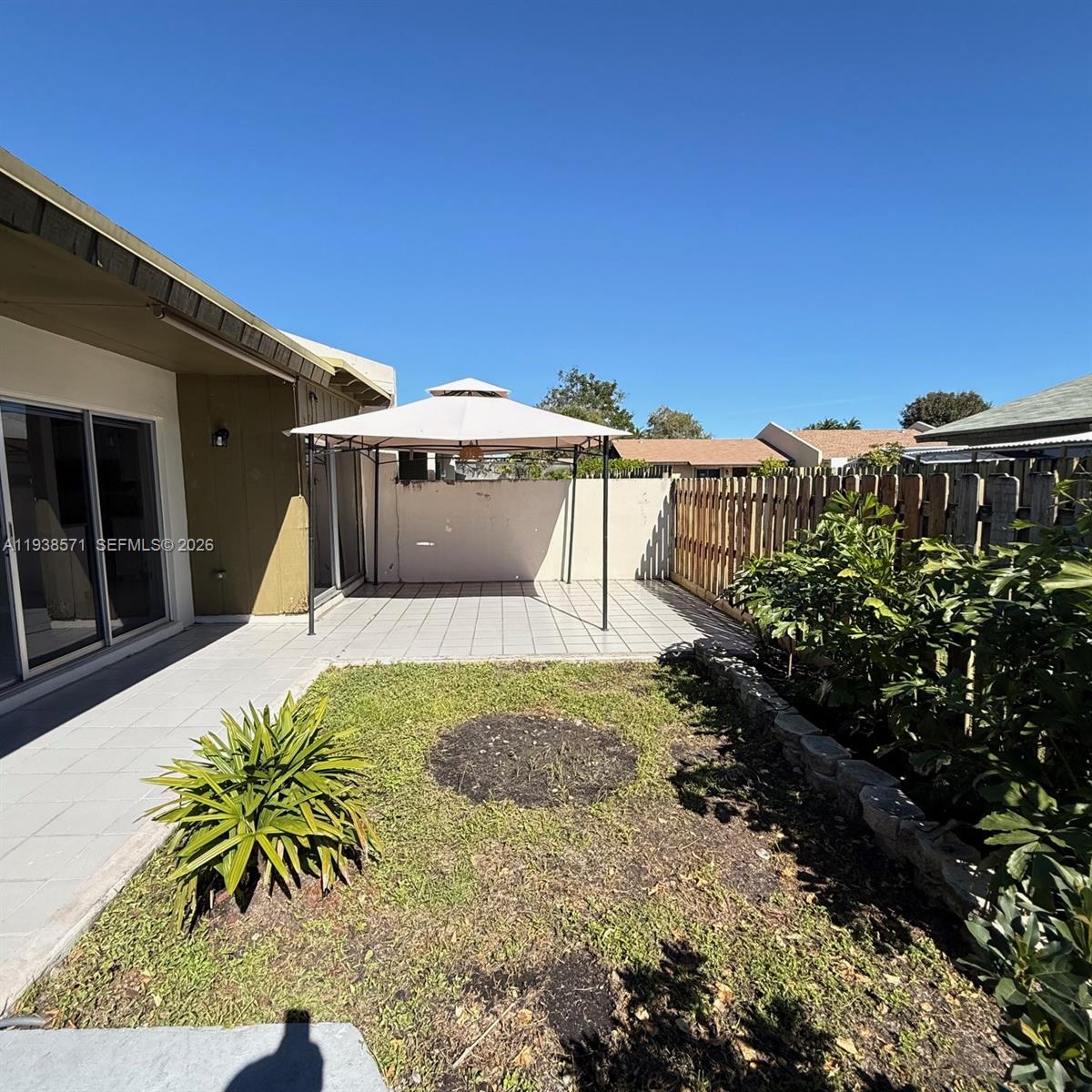 DEVON-AIRE VILLAS SEC 3 - Residential Lease