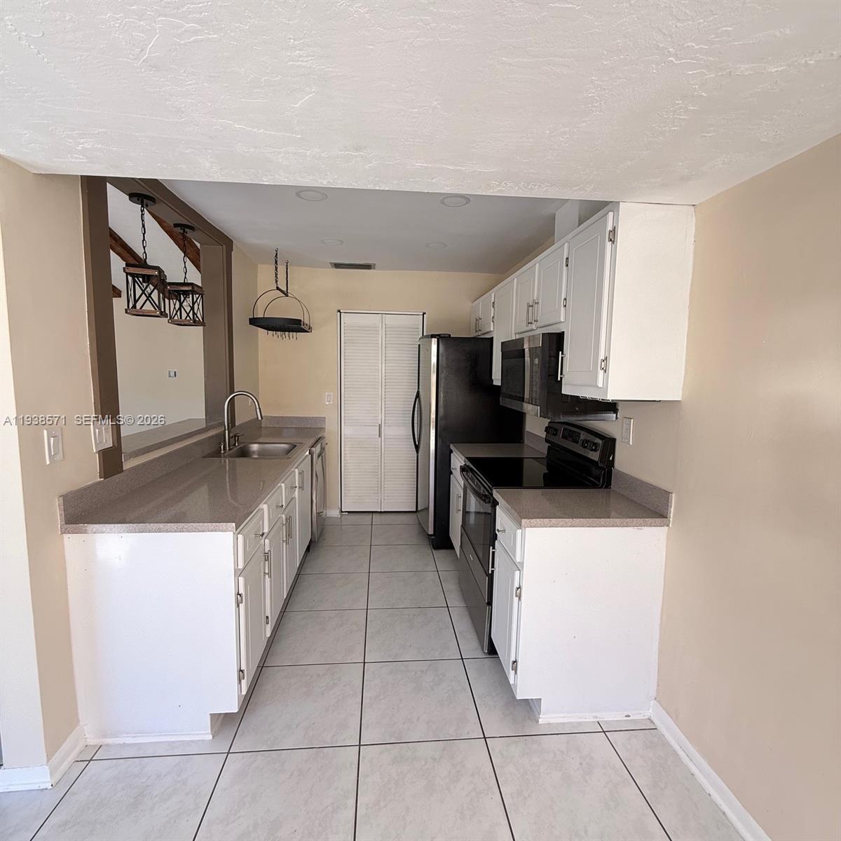 DEVON-AIRE VILLAS SEC 3 - Residential Lease