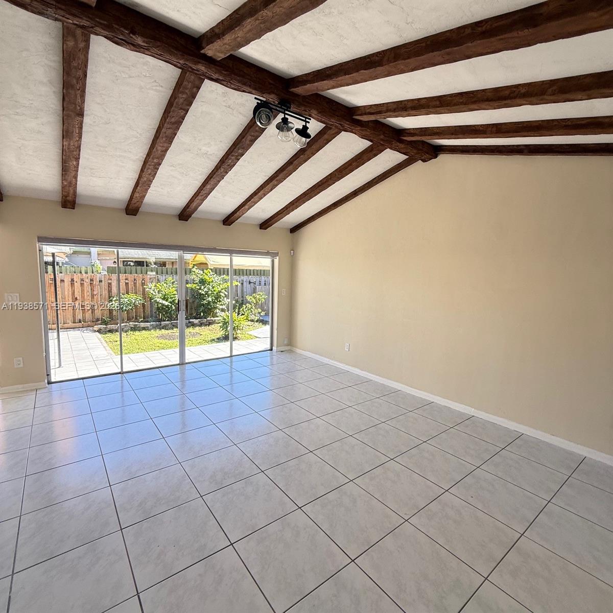 DEVON-AIRE VILLAS SEC 3 - Residential Lease