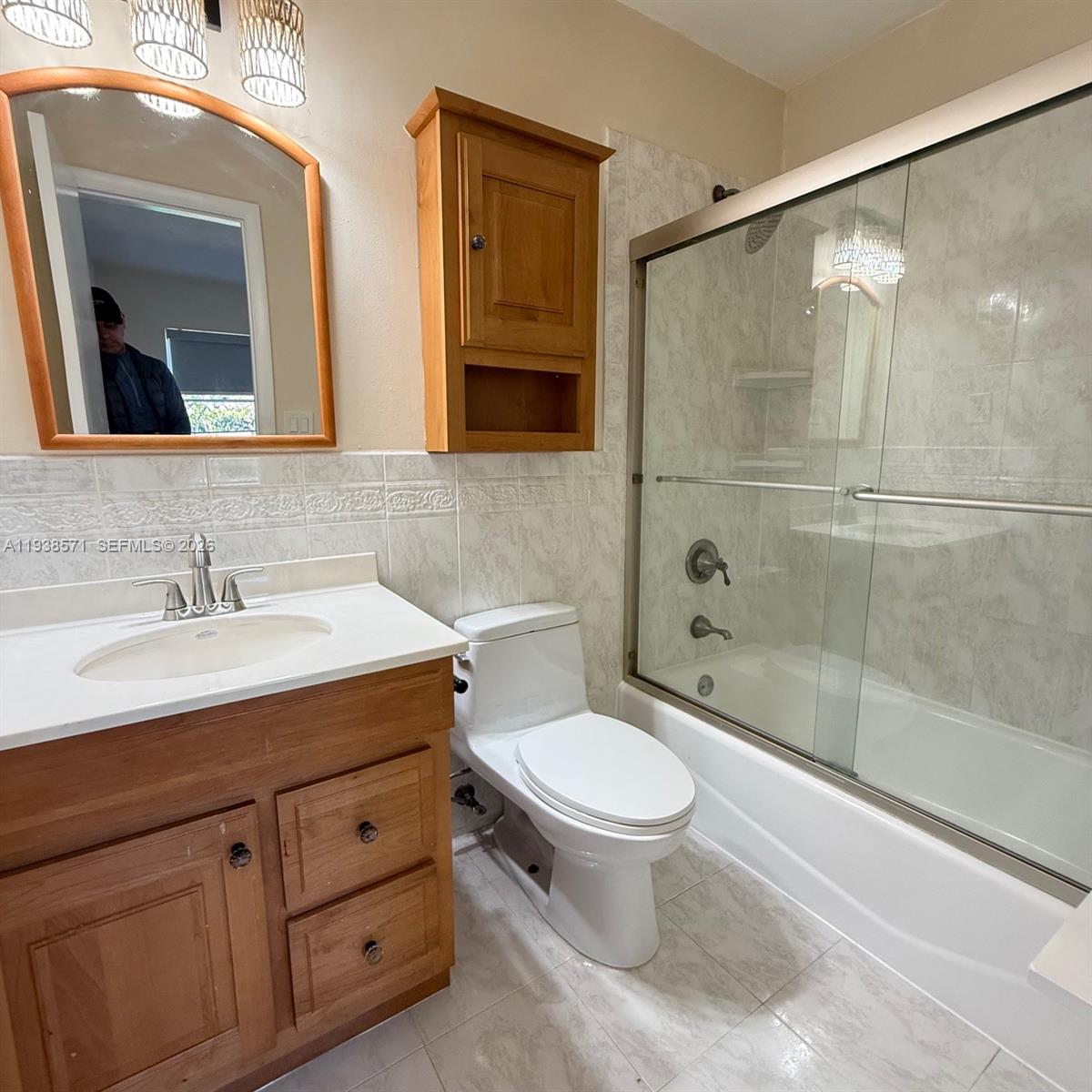 DEVON-AIRE VILLAS SEC 3 - Residential Lease