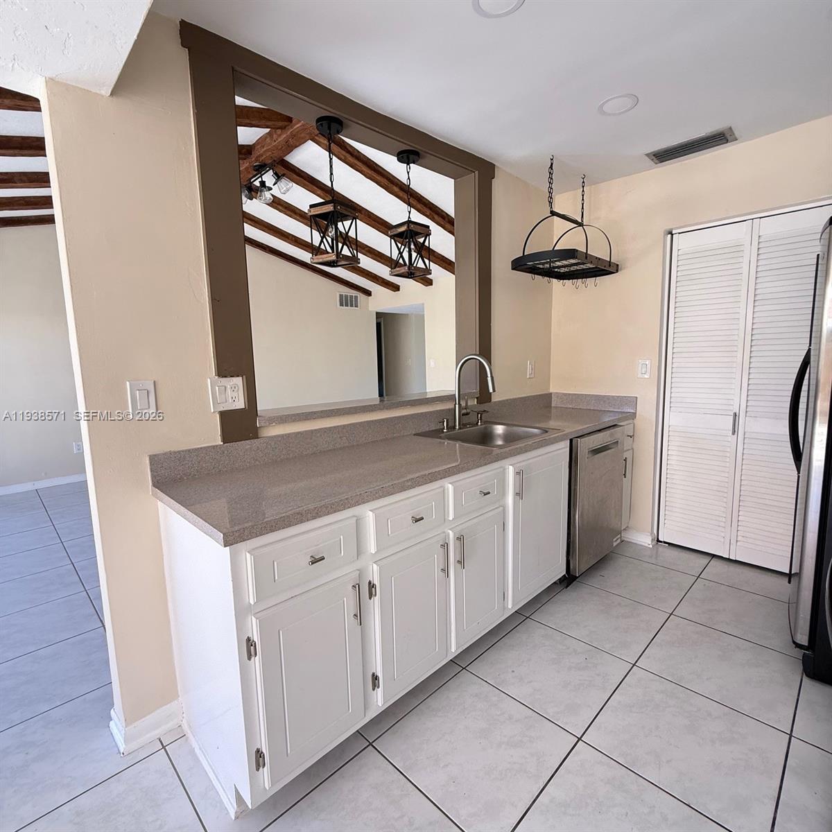 DEVON-AIRE VILLAS SEC 3 - Residential Lease