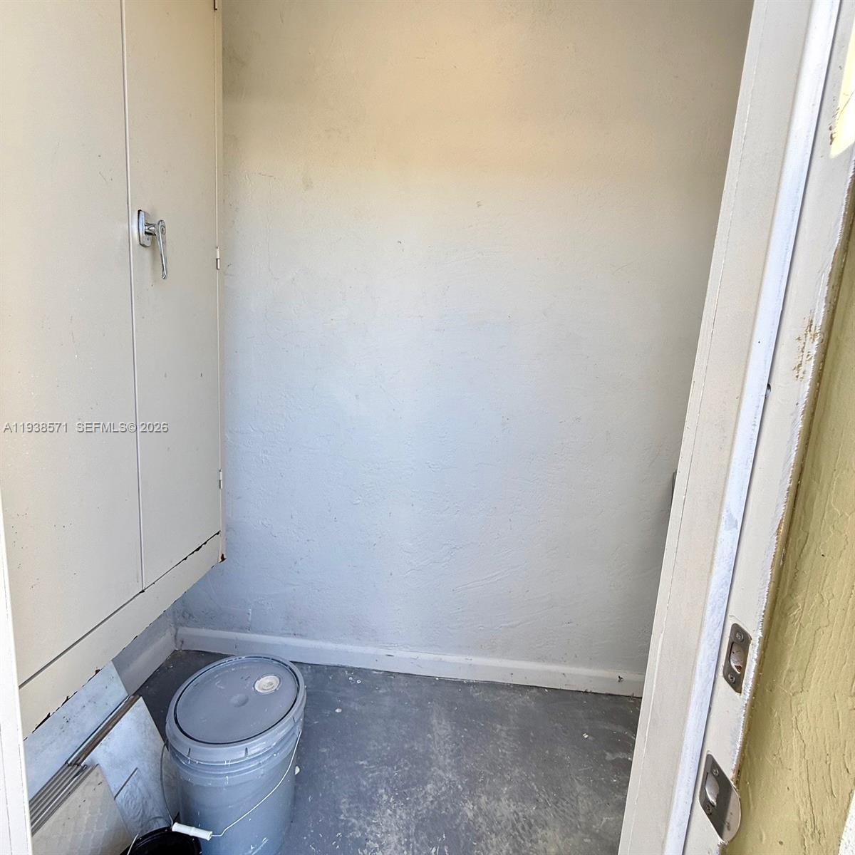 DEVON-AIRE VILLAS SEC 3 - Residential Lease