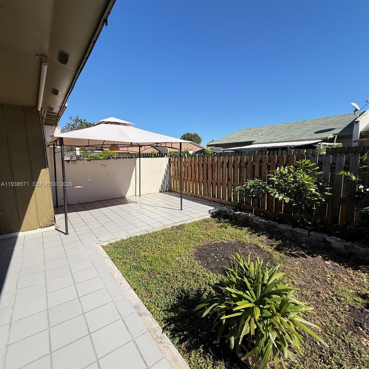 DEVON-AIRE VILLAS SEC 3 - Residential Lease