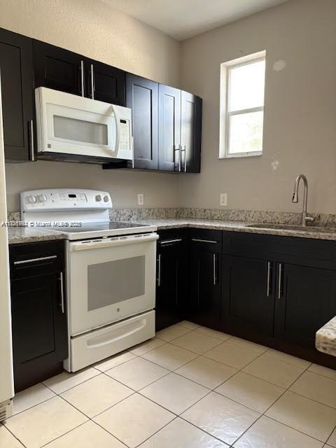 Unmissable opportunity to access a spacious and bright apartment on the first floor for living with large areas, good design and layout, two small balconies, and a community pool area, with two parking spaces in one of the most important condominiums in the area combined with natural environment. Gated community, good school district.