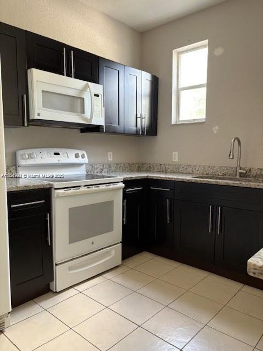 Unmissable opportunity to access a spacious and bright apartment on the first floor for living with large areas, good design and layout, two small balconies, and a community pool area, with two parking spaces in one of the most important condominiums in the area combined with natural environment. Gated community, good school district.