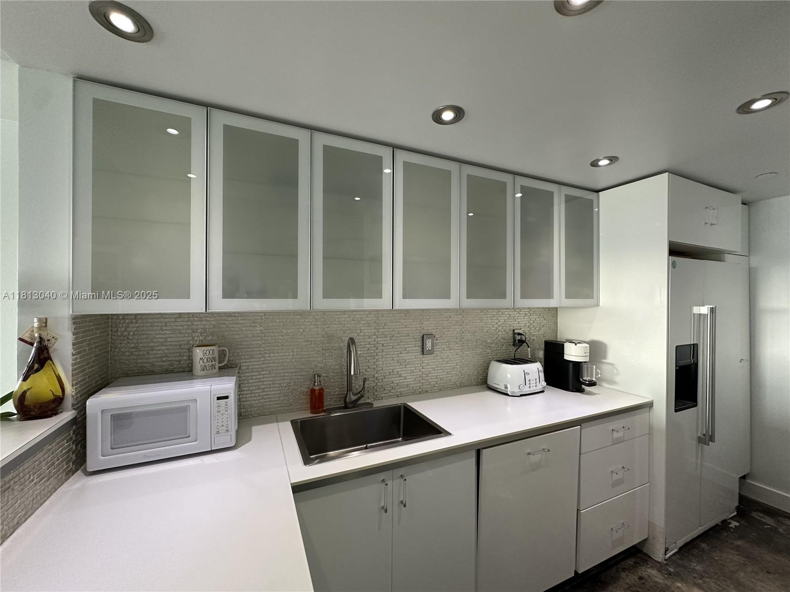 1000 West Ave 932