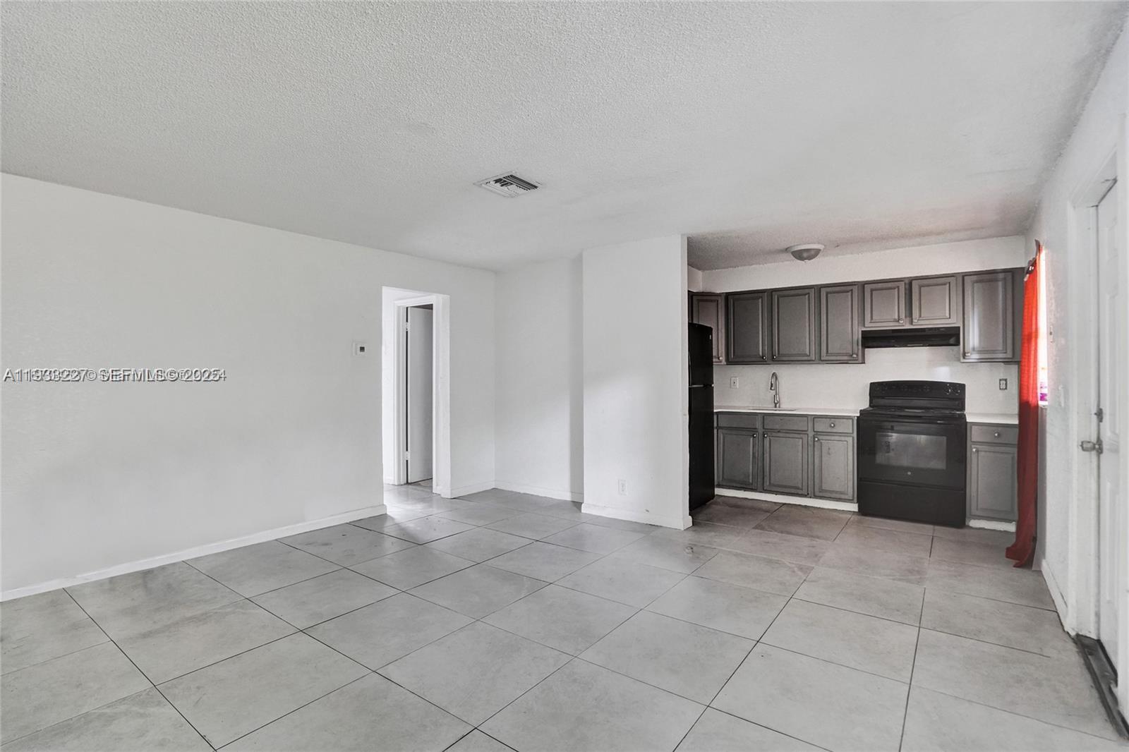 SUNSHINE VILLAS FIRST ADD - Residential Lease