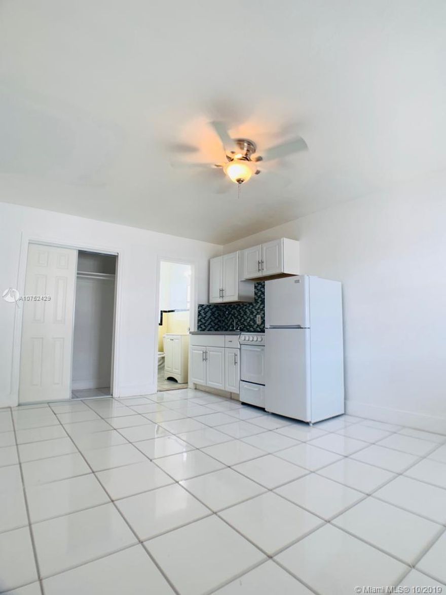 This studio unit is located in the heart of Hollywood. It is equipped with a three-fixture bathroom, a lovely kitchen with a new backsplash, and great closet space. The unit is spacious and gets tons of natural light.