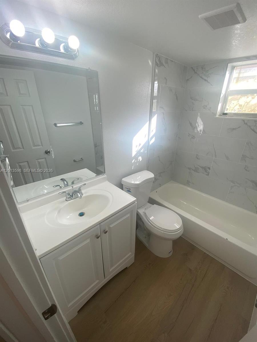 HOLLYWOOD PARK - Residential Lease