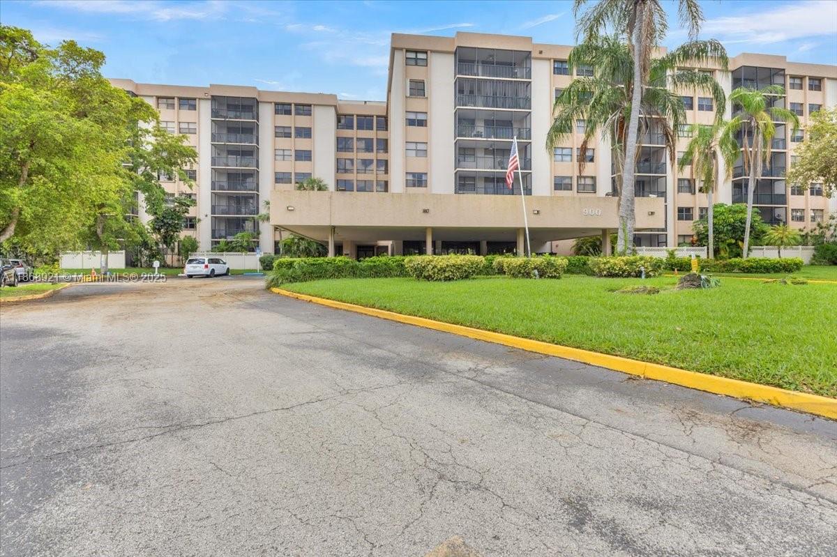 Stunning 2-Bed, 2-Bath Condo with a Beautiful Large Balcony in a Peaceful Gated Community
Welcome to this spacious 1,080 sqft. condo, offering the perfect combination of modern living and serenity. Featuring two generous bedrooms and two full bathrooms, this home is designed for comfort and relaxation. The highlight of the property is the beautiful large balcony, providing a perfect space for enjoying morning coffee or evening sunsets in complete privacy.
Located in a desirable, gated community, this condo offers peace and quiet while still being conveniently close to shopping, dining, and outdoor activities.