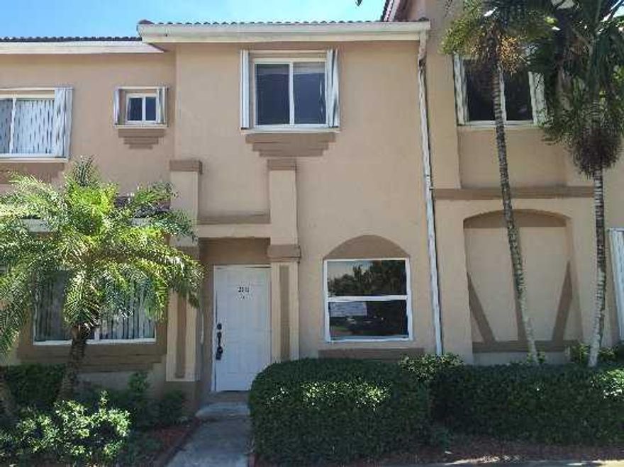 Spacious two story condo in gated community in Homestead. Features open floor with living area separate from kitchen & family room.  New carpet flooring, new paint, new appliance ample closets & plenty of storage space, patio & small backyard.  Within clo se proximity to retail centers, schools , parks & hospital.  Homesteps financing is available. This is  Freddie Mac Homesteps property.THIS PROPERTY IS ELIGIBLE UNDER THE FREDDIE MAC FIRST LOOK INITIATIVE THRU 09/19/2015.