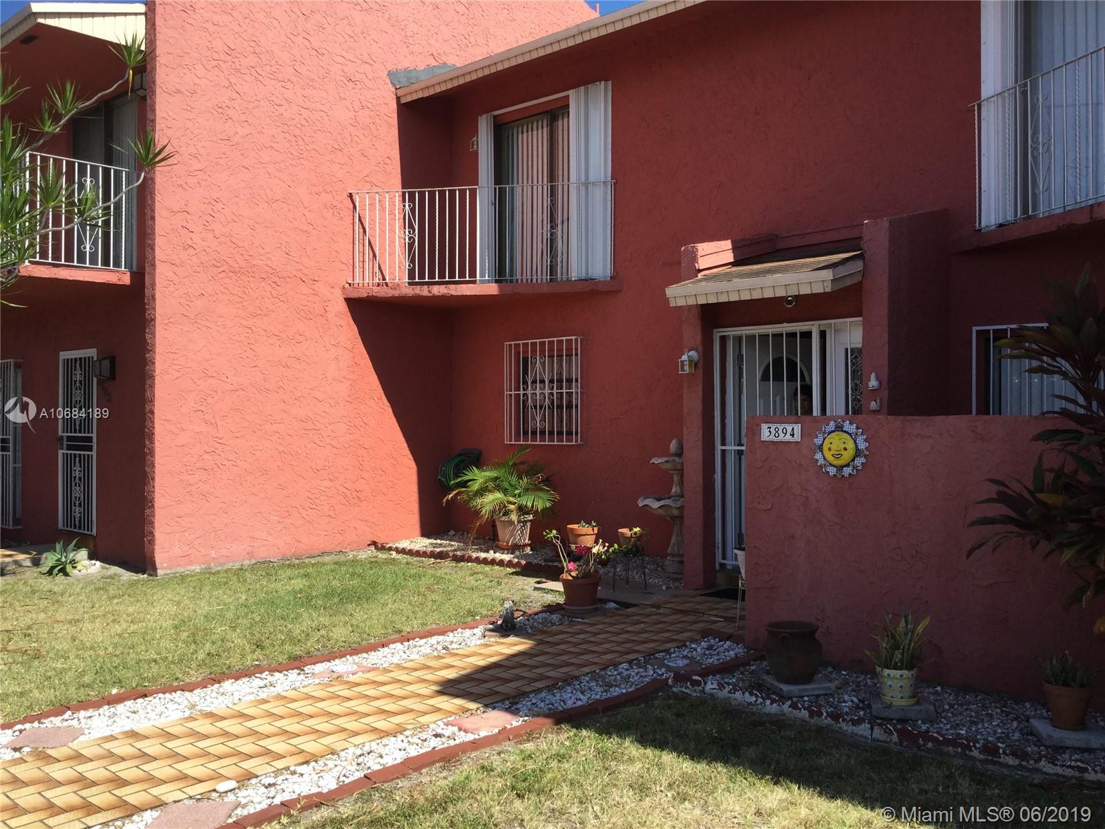 LOCATION, LOCATION FOR THIS SPACIOUS TOWNHOUSE. NOT YOUR TYPICAL. VERY WIDE HOME OPENING UP TO AN INTERIOR PATIO. 3 BEDROOMS AND THREE COMPLETE BATHROOMS.
LARGE WASHER AND DRYER.
