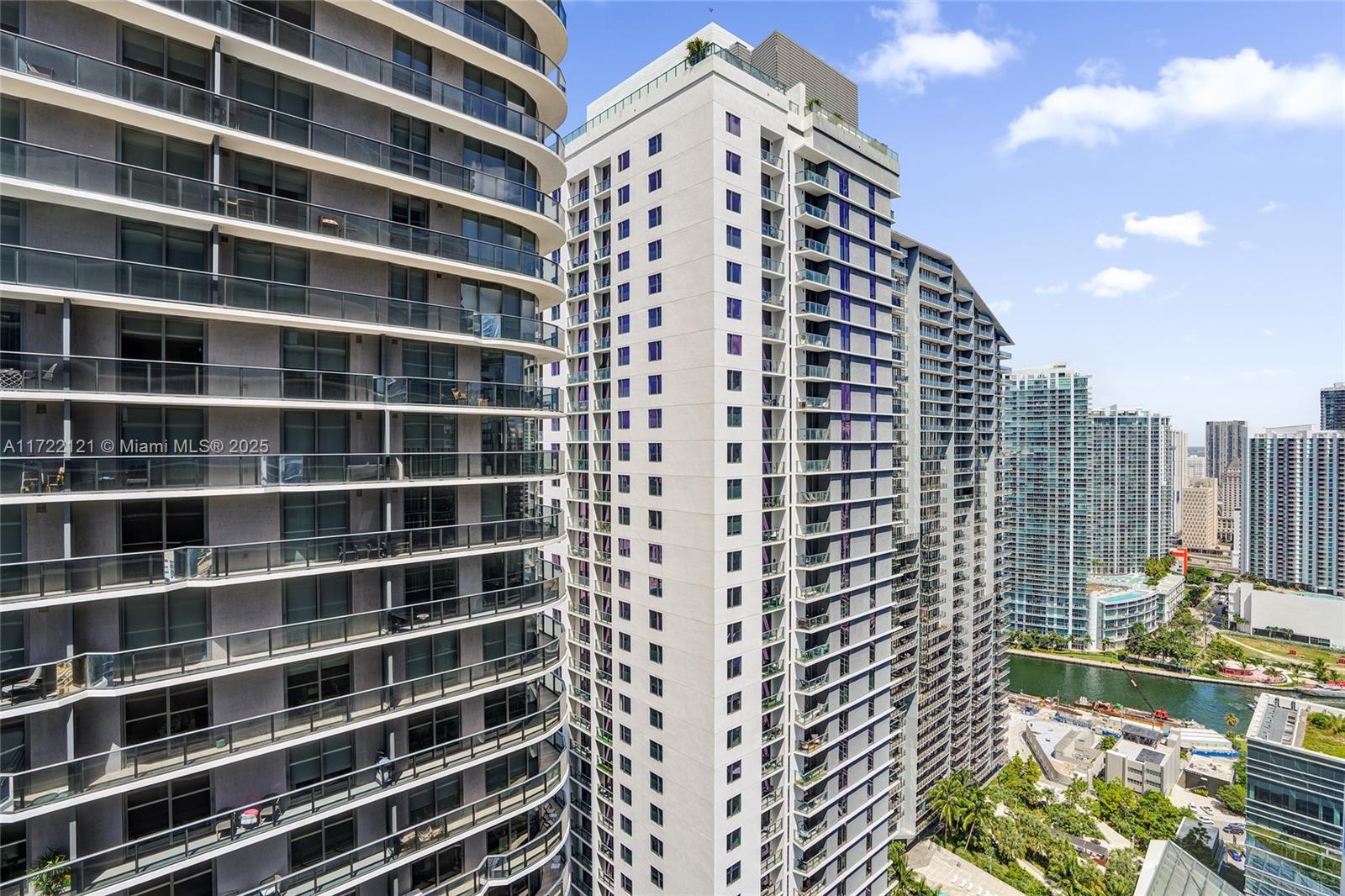 45 SW 9th St 3707