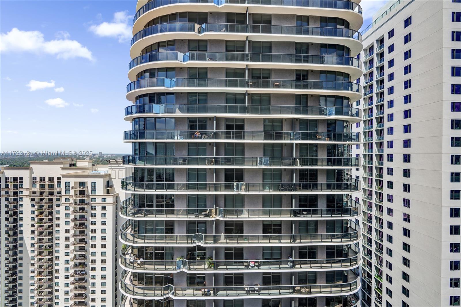 45 SW 9th St 3707
