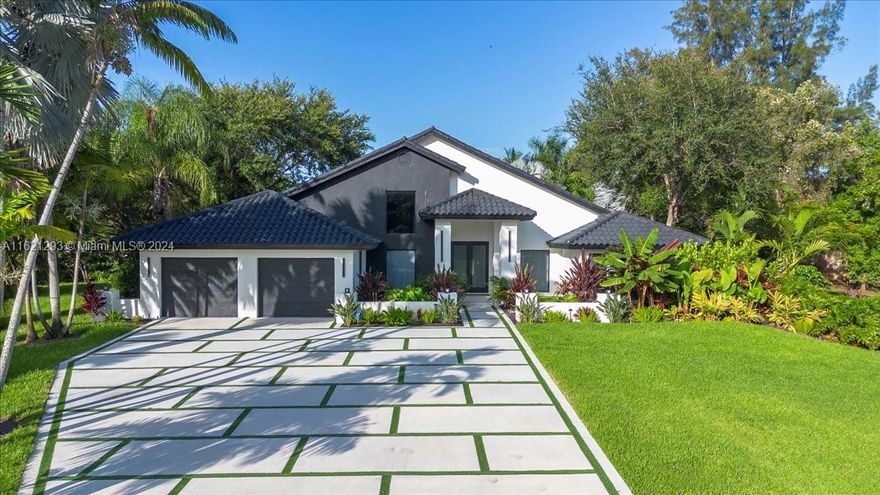 Beautifully move-in ready 5 bedroom, 6-bathroom estate in the sought-after Plantation Acres. The home features a European-style kitchen with high-end Subzero and Wolf appliances. Impressive high ceilings that make the space feel even larger. The home has Calacatta tile throughout, with European white oak floors in the bedrooms, each with its modern en-suite bathroom. The master wing offers privacy a large walk-in closet and a custom bathroom with a jacuzzi tub. Don't miss out on this opportunity.