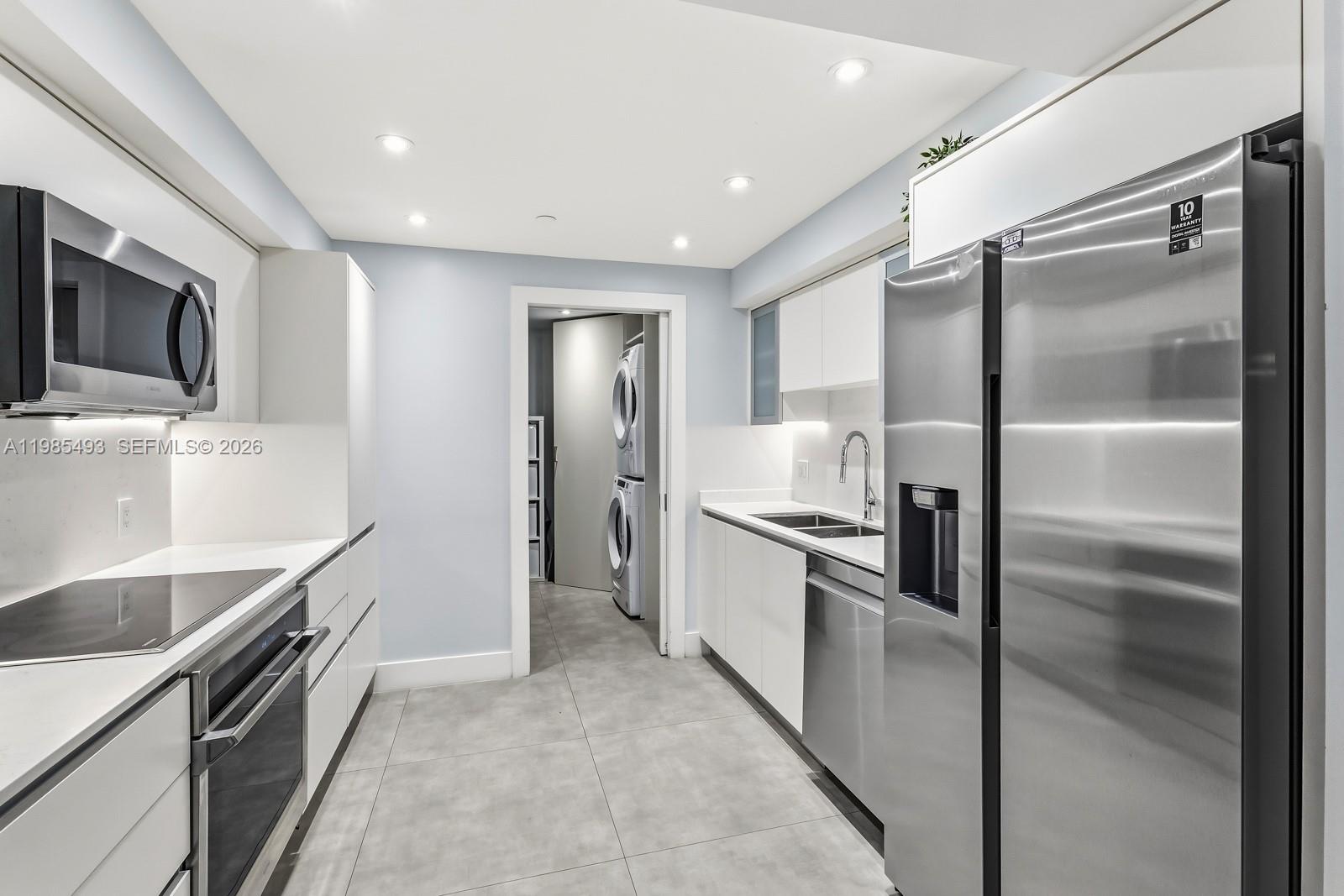 TOWERS OF KEY BISCAYNE CO - Residential