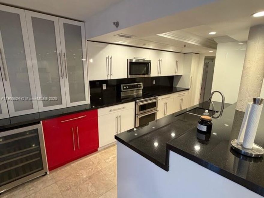 BRIGHT AND SPACIOUS CORNER UNIT! FULLY FURNISHED AND EQUIPPED WITH EVERYTHING NEEDED FOR COMFORTABLE LIVING! GREAT LOCATION! WALKING DISTANCE TO THE BEACH, PARKS, RESTAURANTS AND MUCH MORE! READY TO MOVE IN! WASHER/DRYER IN THE UNIT!