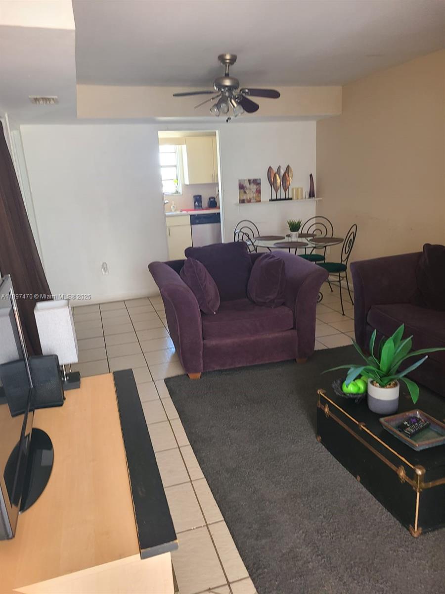 821 Collins Ave 402