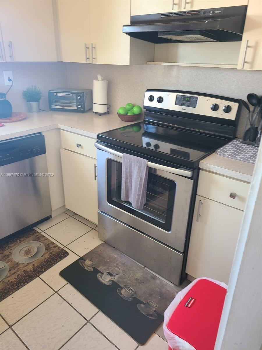 821 Collins Ave 402