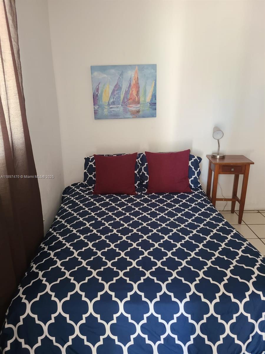821 Collins Ave 402