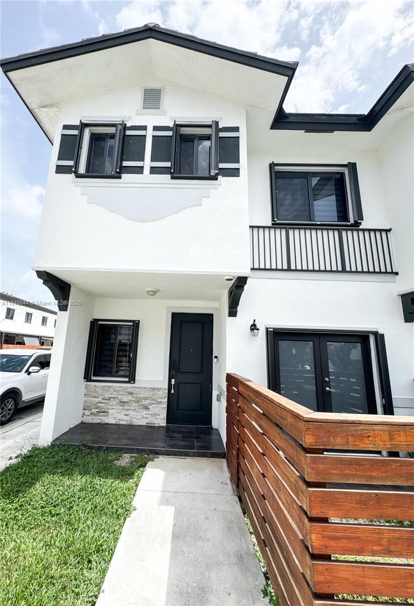READY TO MOVE IN, TWO STORY 4/3.5 TOWNHOUSE IN A CORNER LOT, ONE BEDROOM AND FULL BATHROOM WITH A PRIVATE ENTRANCE ON 1ST FLOOR, FENCED PATIO FOR ENTERTAINMENT, 3 MONTHS REQUIRED AND FULL BACKGROUND, EASY TO SHOW (CALL DANIEL MURIAS AT (305) 484 4035 FOR SHOWING)