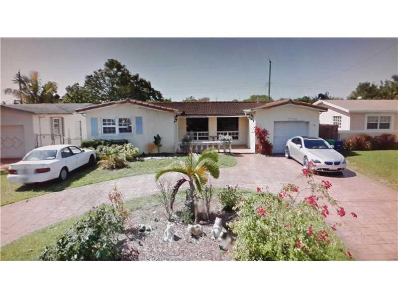 EXCELLLENT LOCATION,A PERFECT HOME TO RAISE YOUR KIDS, GREAT POOL ,BIG PATIO UPGRATED KITCHEN , GOOD CONDITIONS!! PLEASE BRING ONLY QUALIFIED BUYERS, MOTIVATED SELLER, REGULAR SALE, NOT A SHORT SALE!BUYER MUST PAY $395.00 COMPLIANCE FEE TO SANTANDER R EALTY AT THE CLOSING