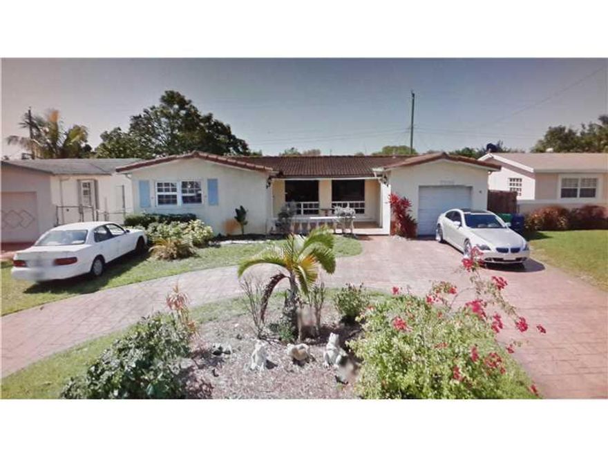 EXCELLLENT LOCATION,A PERFECT HOME TO RAISE YOUR KIDS, GREAT POOL ,BIG PATIO  UPGRATED KITCHEN , GOOD CONDITIONS!!   PLEASE BRING ONLY QUALIFIED BUYERS, MOTIVATED SELLER,  REGULAR SALE, NOT A SHORT SALE!BUYER MUST PAY $395.00 COMPLIANCE FEE TO SANTANDER R EALTY AT THE CLOSING