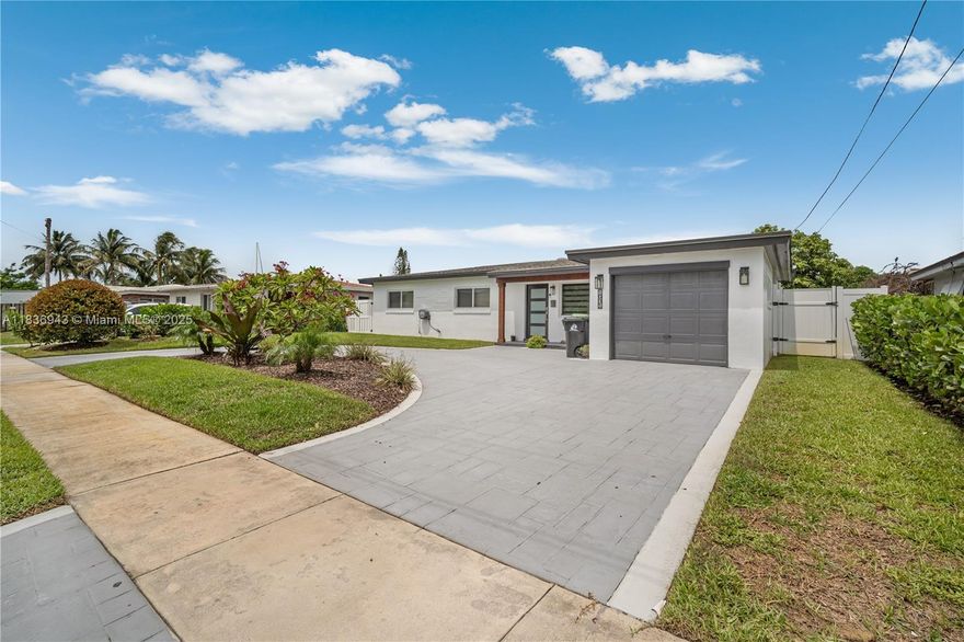 WATERFRONT NO FIXED BRIDGES BEAUTIFULLY RENOVATED. Deep Water Dockage, moor Large Sport Fishing Yachts, or Fixed Keel Sailboats. Intracoastal Waterway and Stranahan River Inlet Ocean Access-No Fixed Bridges. Indulge in the pinnacle of South Florida waterfront living with this Updated home where you can relax and unwind and or enjoy the space for entertaining. Property is in an established community with great neighbors.