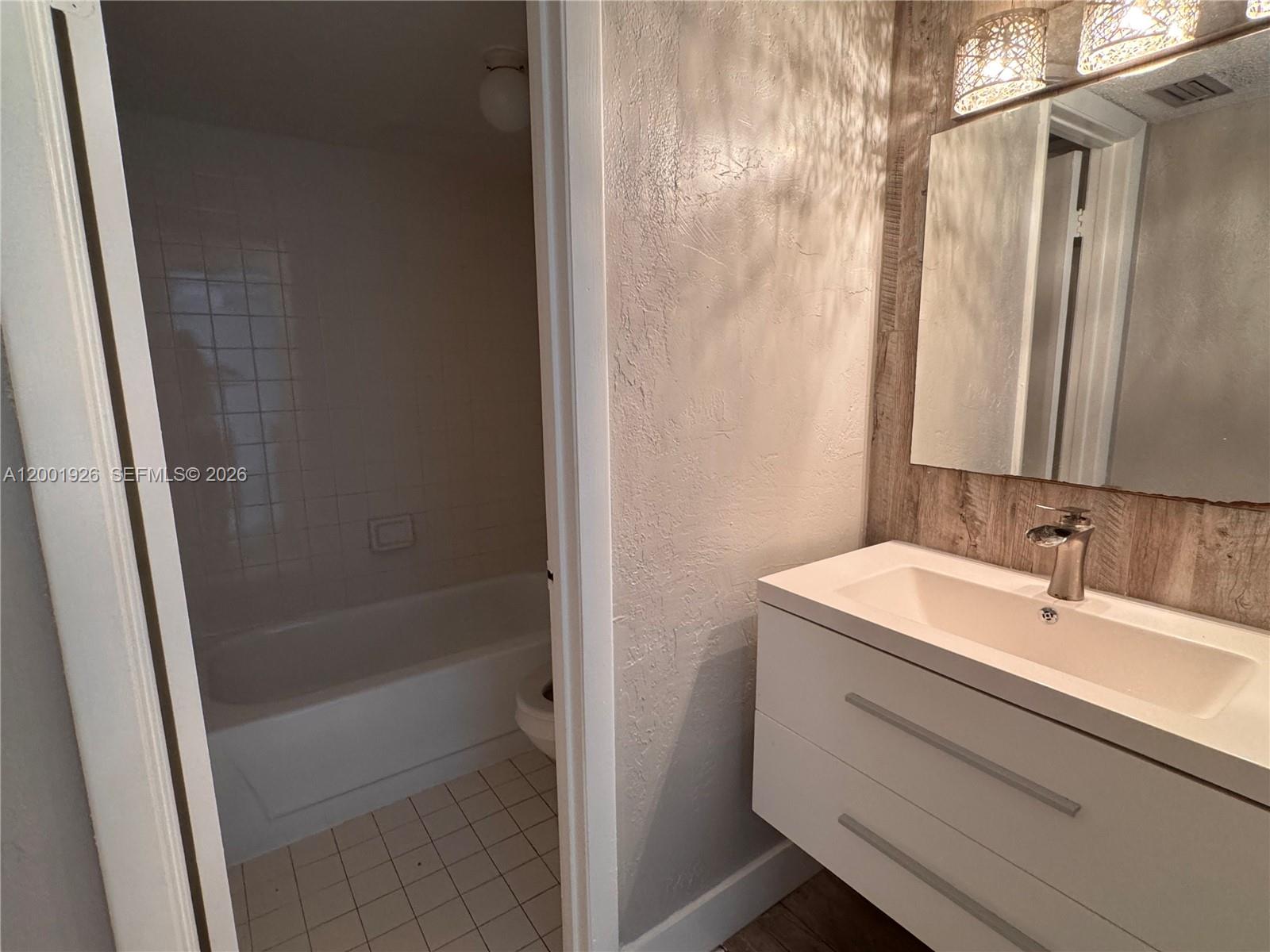 LAKESHORE CONDO 3 - Residential Lease