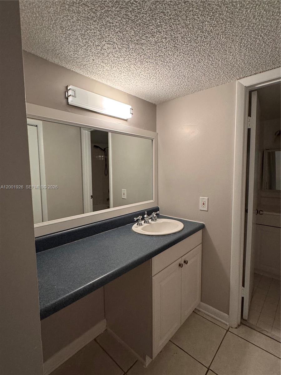 LAKESHORE CONDO 3 - Residential Lease