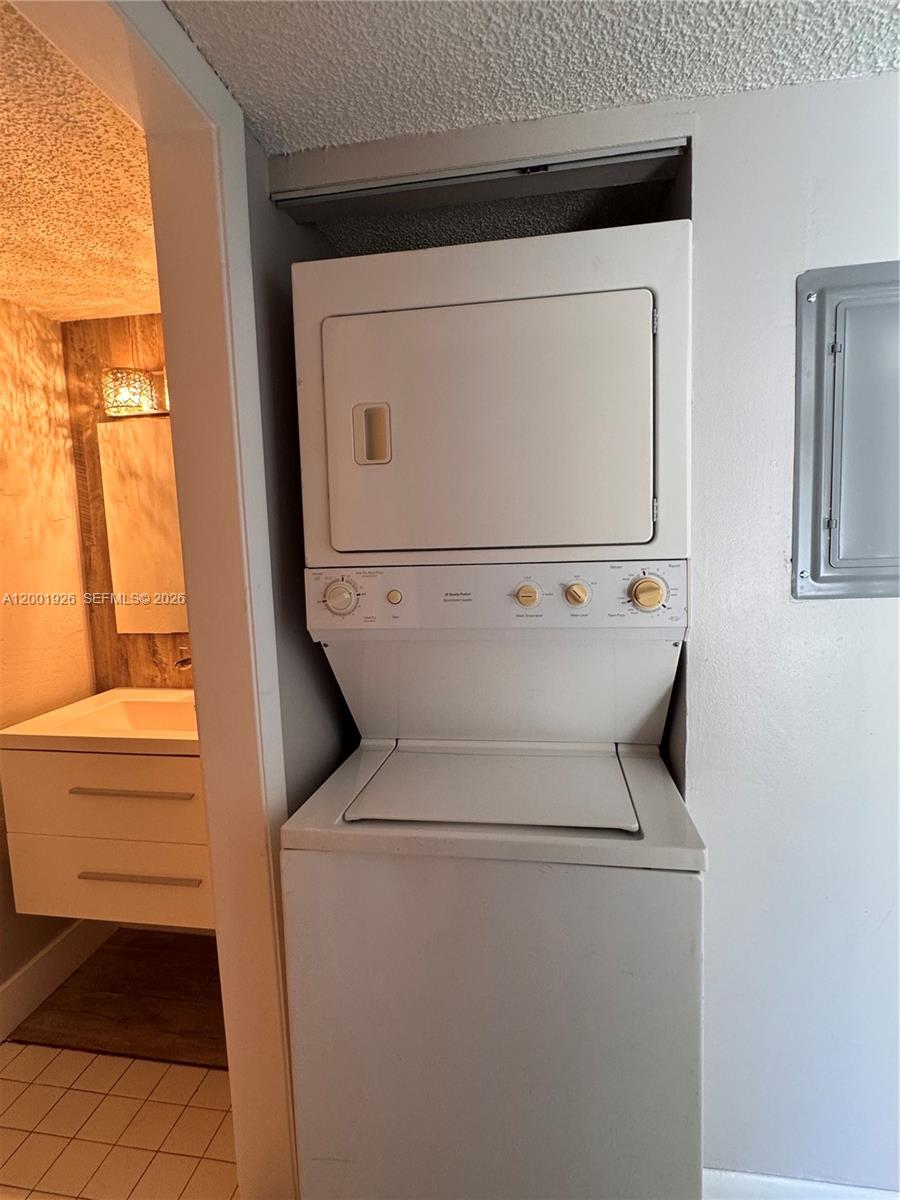 LAKESHORE CONDO 3 - Residential Lease