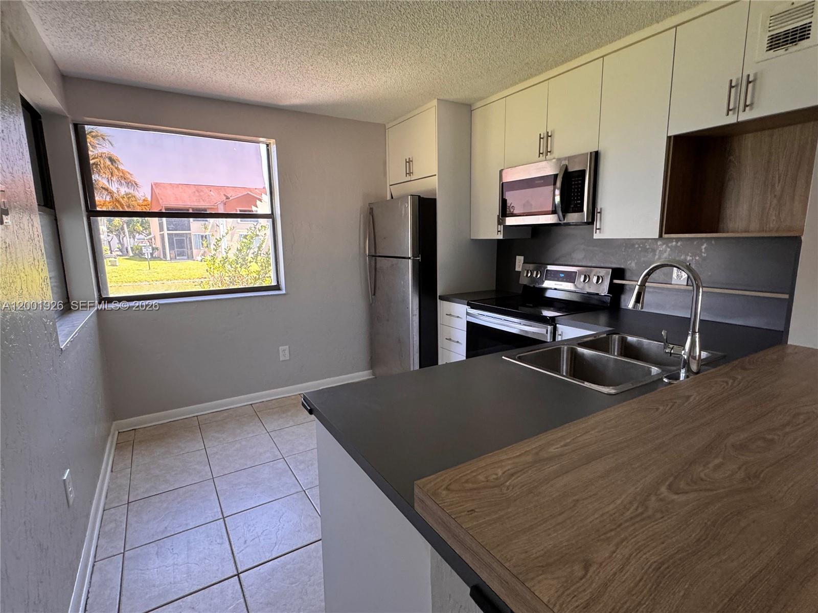 LAKESHORE CONDO 3 - Residential Lease