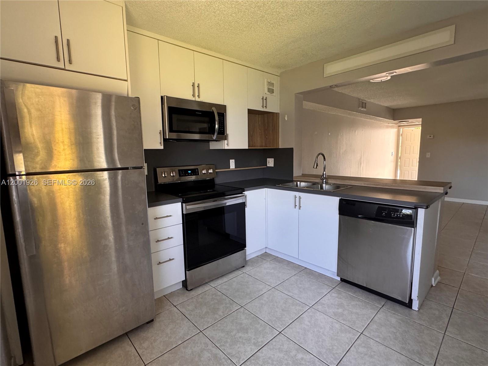 LAKESHORE CONDO 3 - Residential Lease