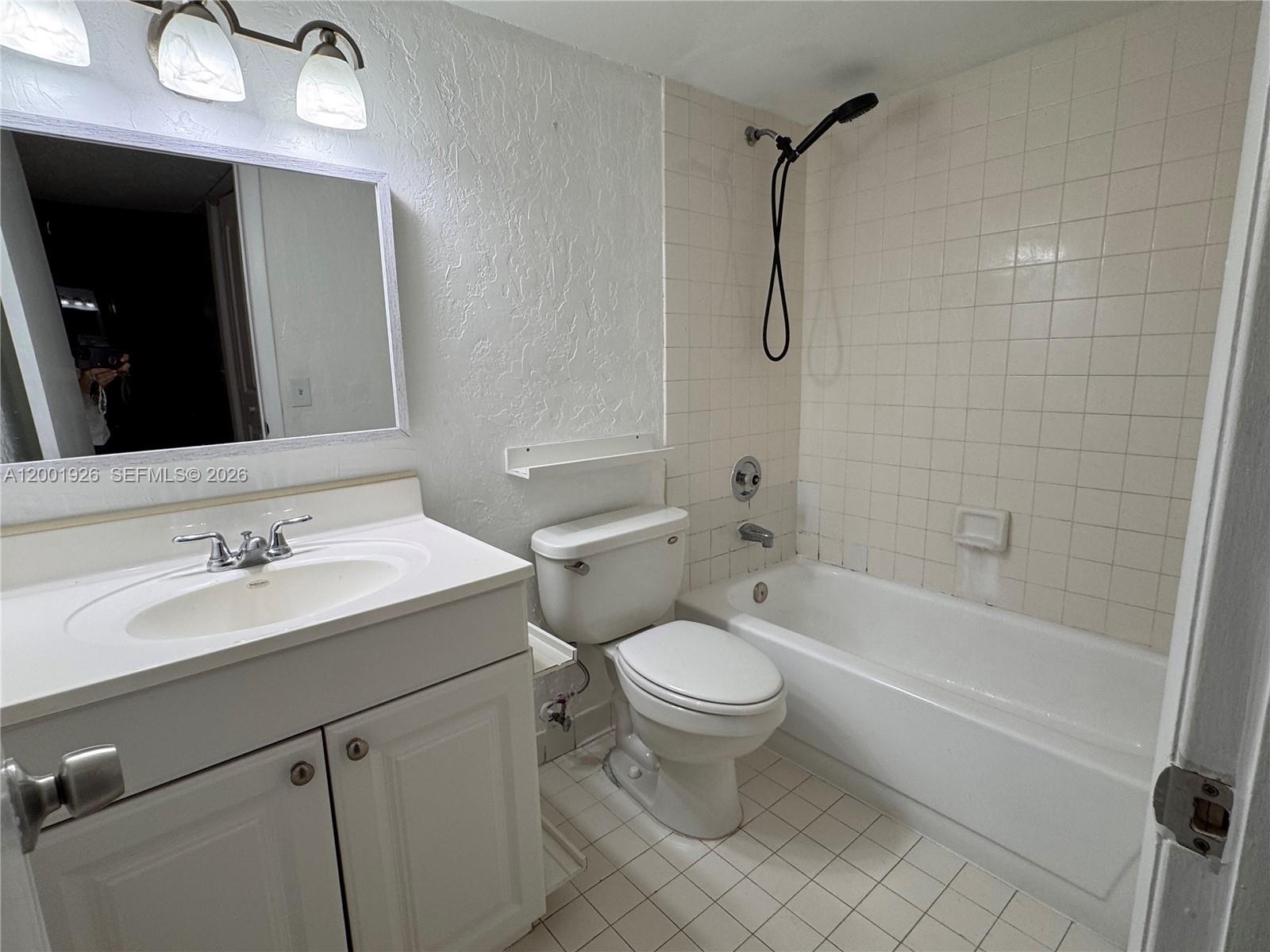 LAKESHORE CONDO 3 - Residential Lease