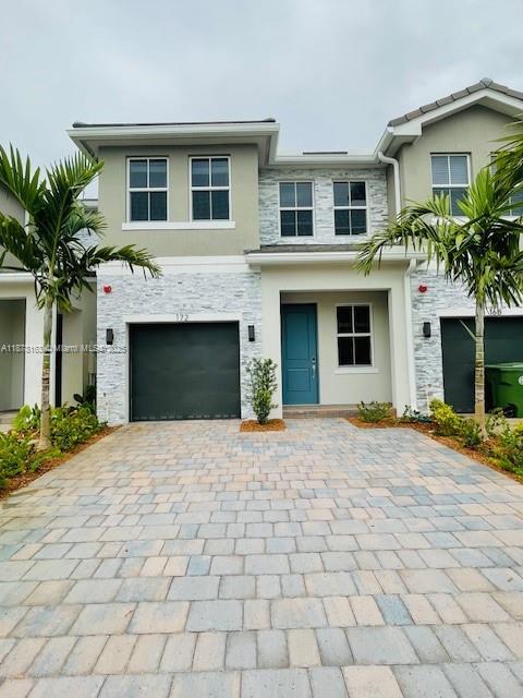 excellent condition , 1 year new Townhome in the heart of P Pines ; Mins to 75 , shopping , schools and more . Available Oct 1 , 2025 Hurry