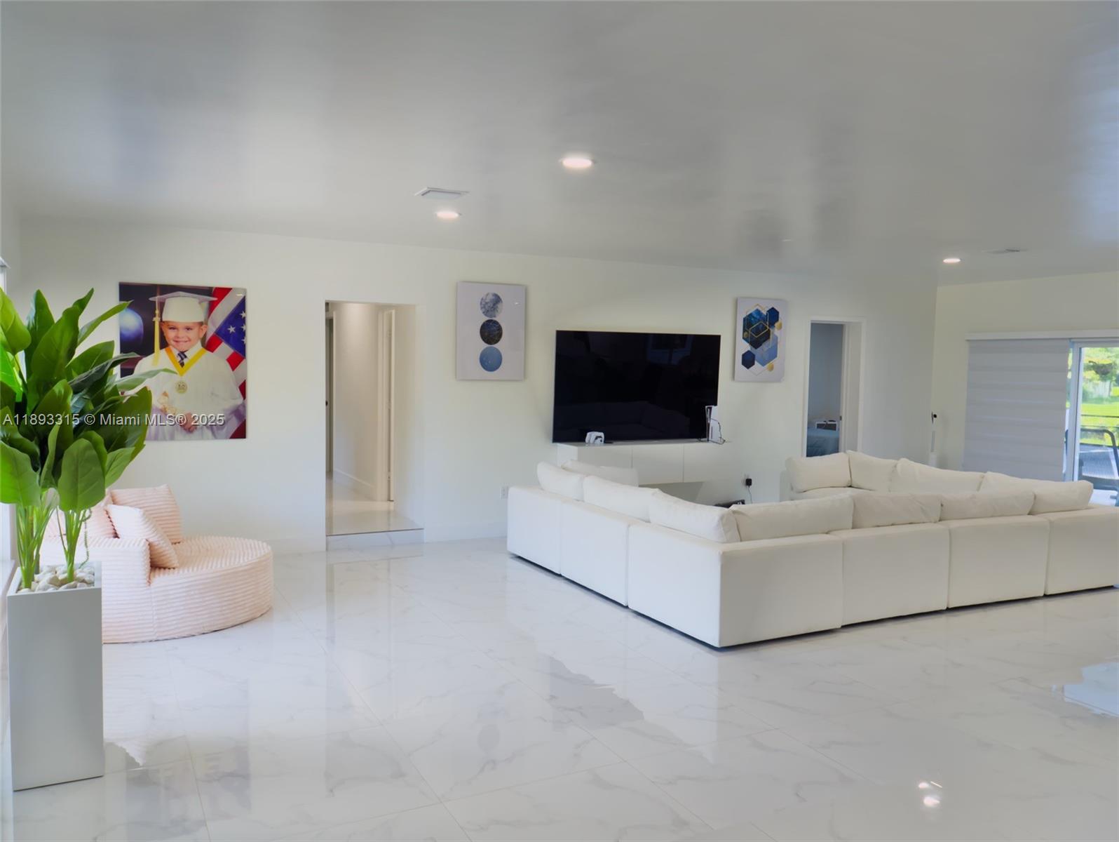 COUNTRY CLUB OF MIAMI EST - Residential