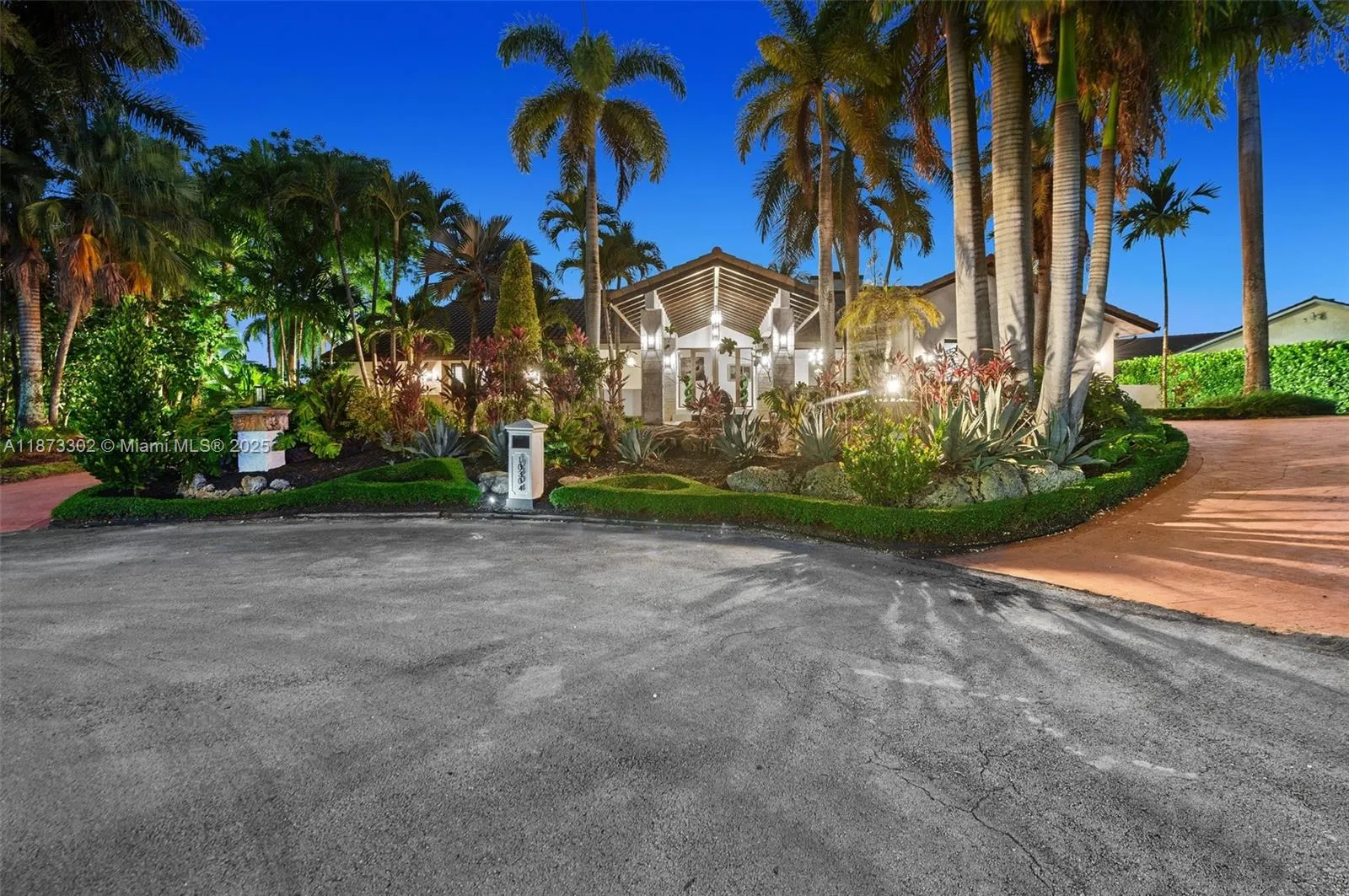 Miami, Florida 33176, United States, 4 Bedrooms Bedrooms, ,5 BathroomsBathrooms,Residential,Active,204583