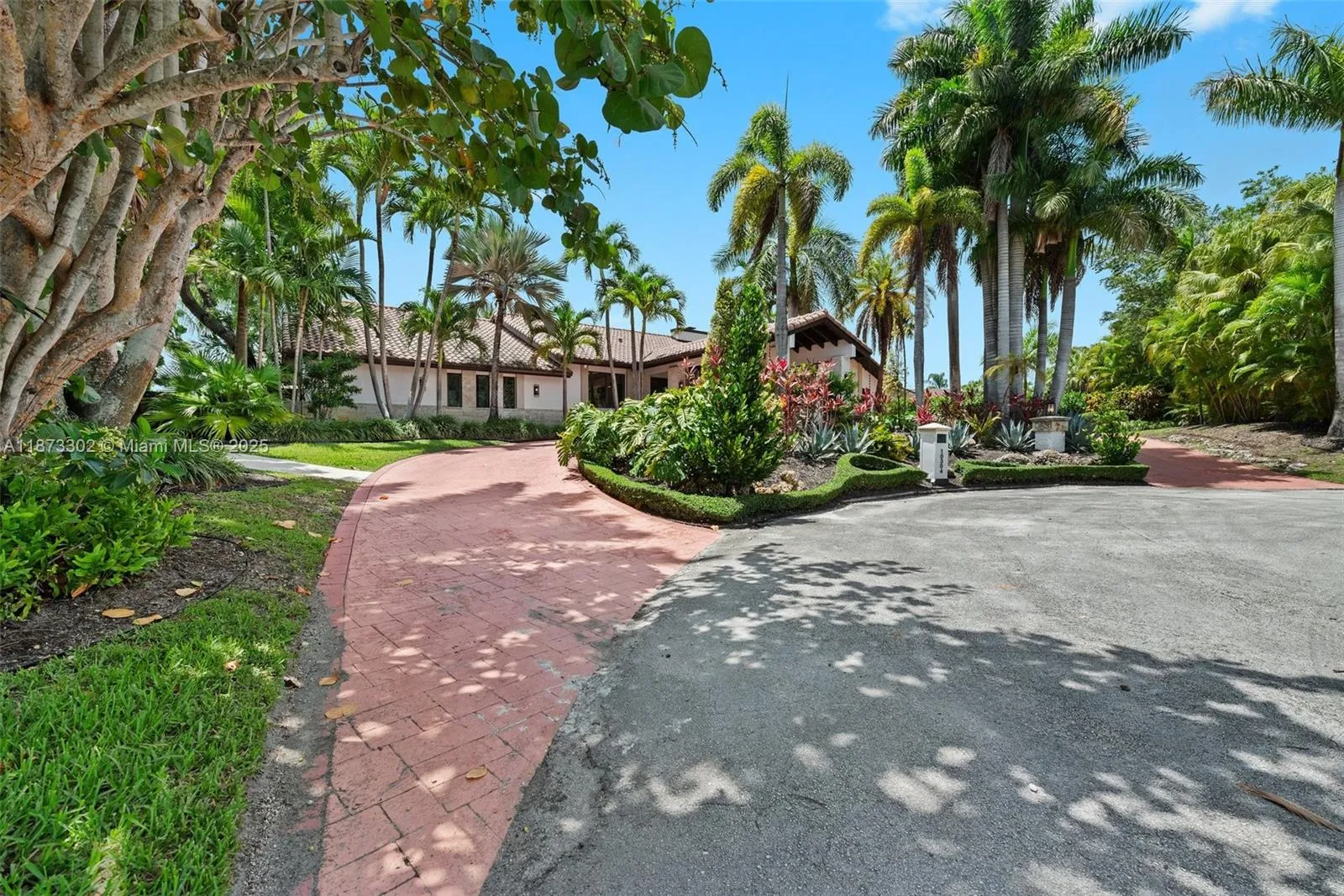 Miami, Florida 33176, United States, 4 Bedrooms Bedrooms, ,5 BathroomsBathrooms,Residential,Active,204583
