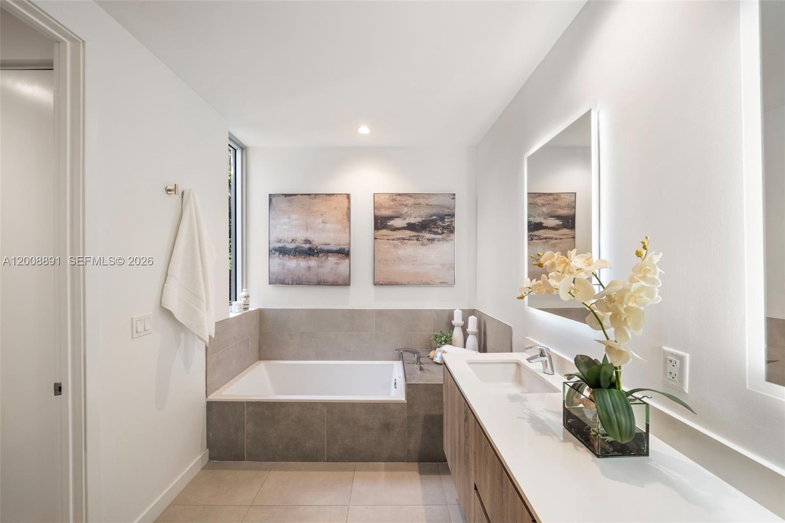 ELEVEN IN THE ROADS CONDO - Residential