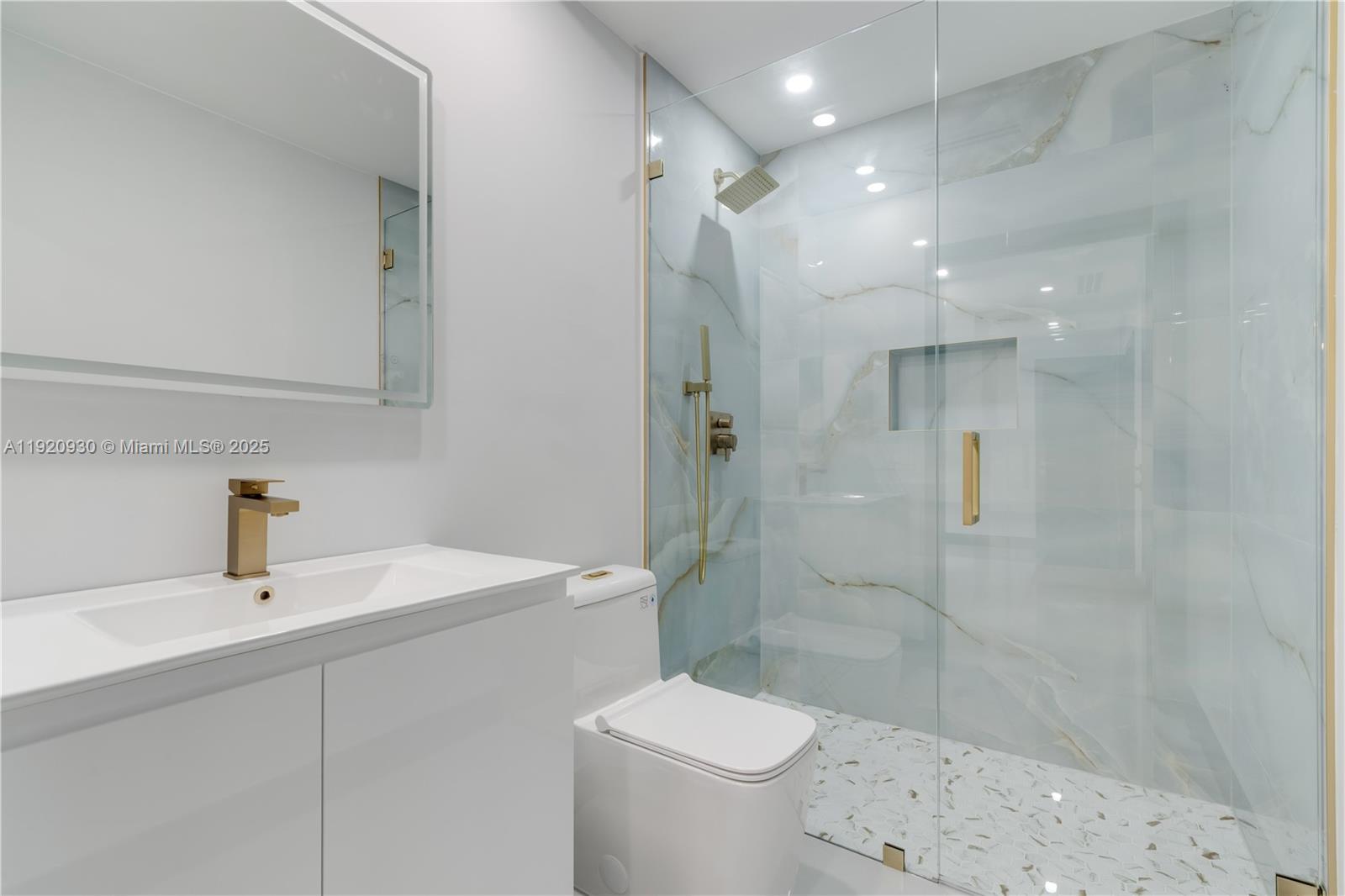 HAMMOCKS SHORES 3RD ADDN - Residential