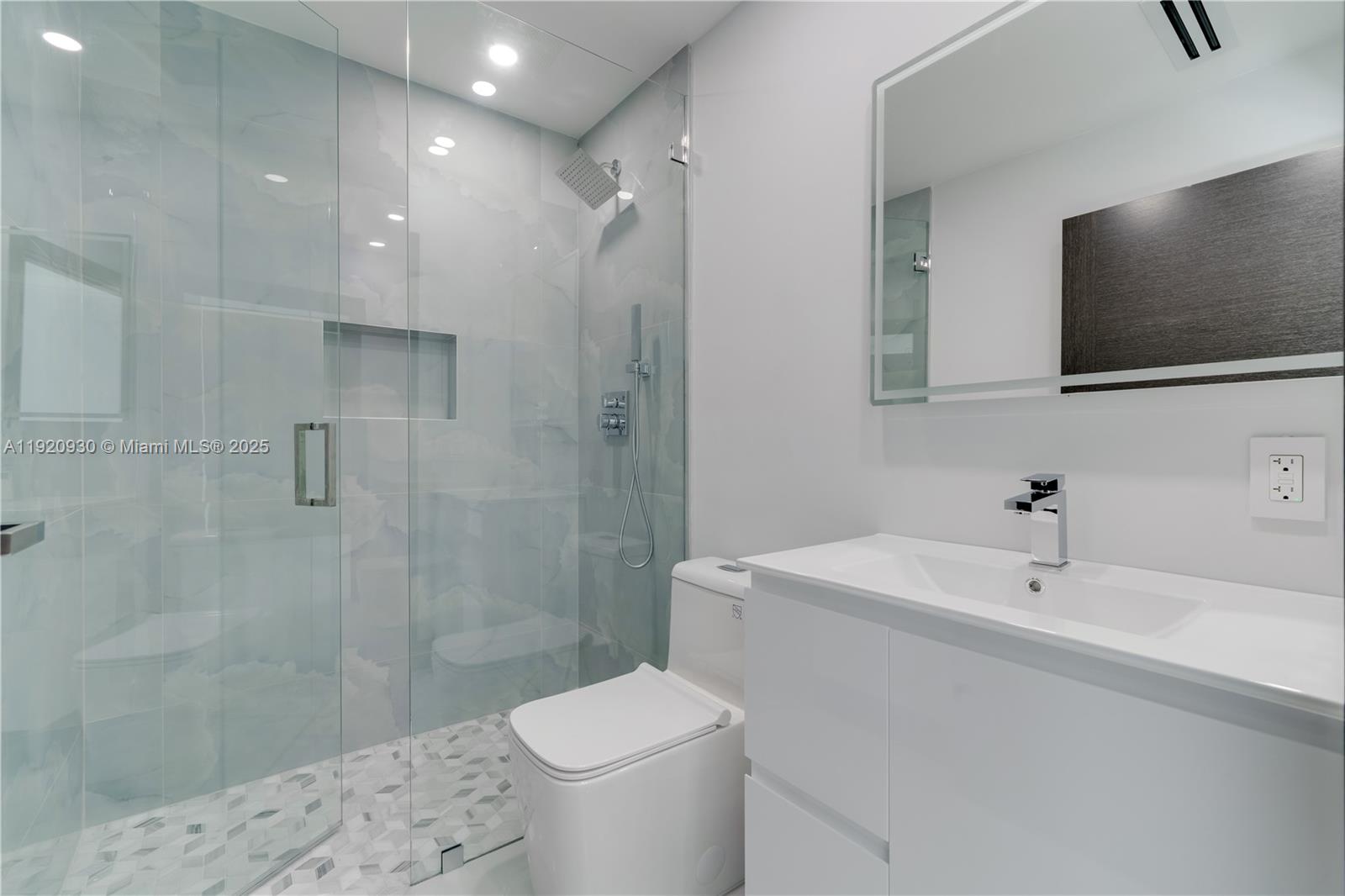 HAMMOCKS SHORES 3RD ADDN - Residential