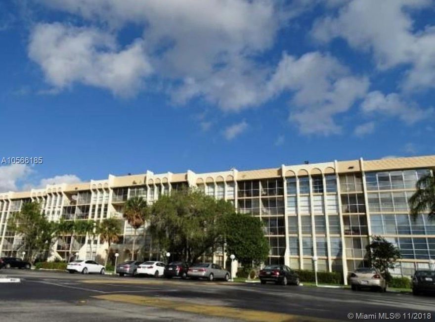 1/1 IN DE SOTO PARK SOUTH, MARBLE FLOORS, WOOD KITCHEN CABINETS WITH STAINLESS STEEL APPLIANCES, GRANITE COUNTERTOPS. READY TO MOVE IN. CLOSE TO SHOPPING PLAZAS, RESTAURANTS, THE BEACH.