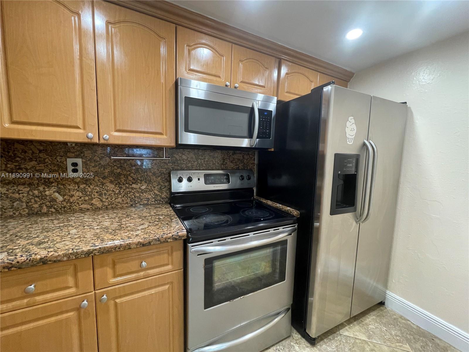 LOS PALACIOS BY MIAMI LAKE - Residential Lease