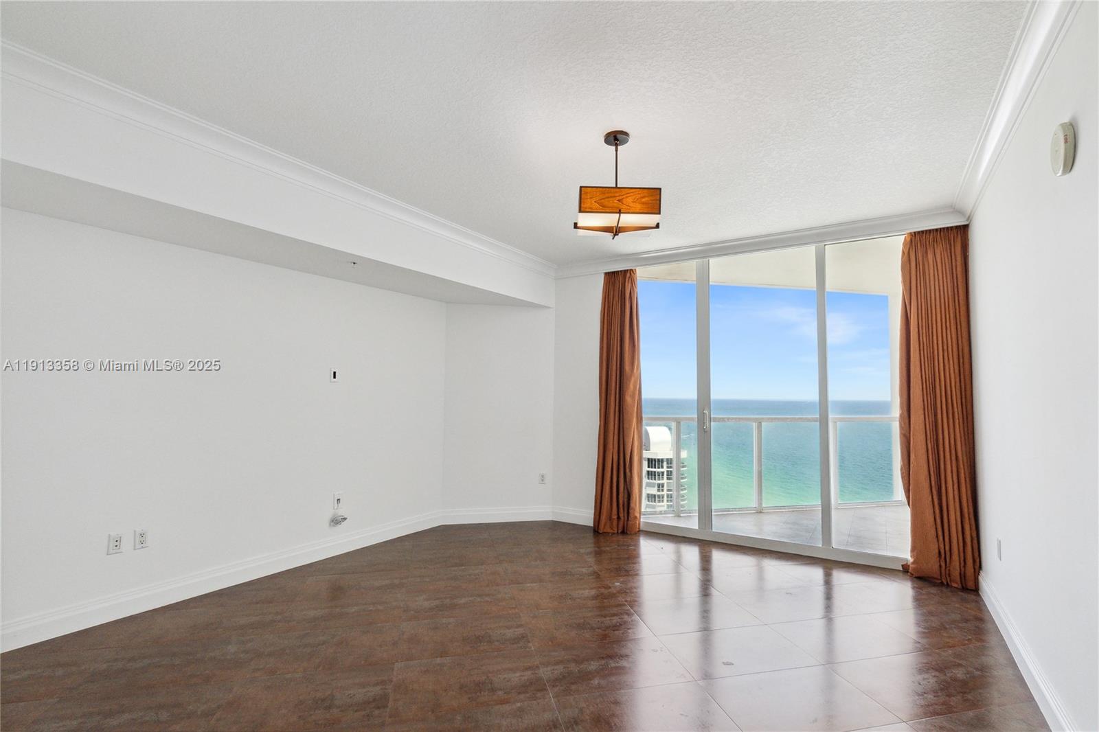 LA PERLA CONDO - Residential Lease