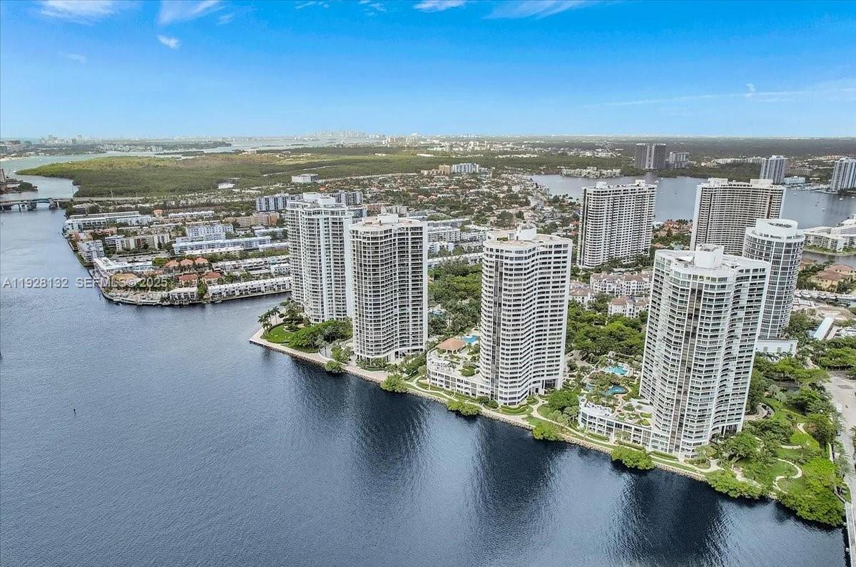 3000 Island Blvd 2802