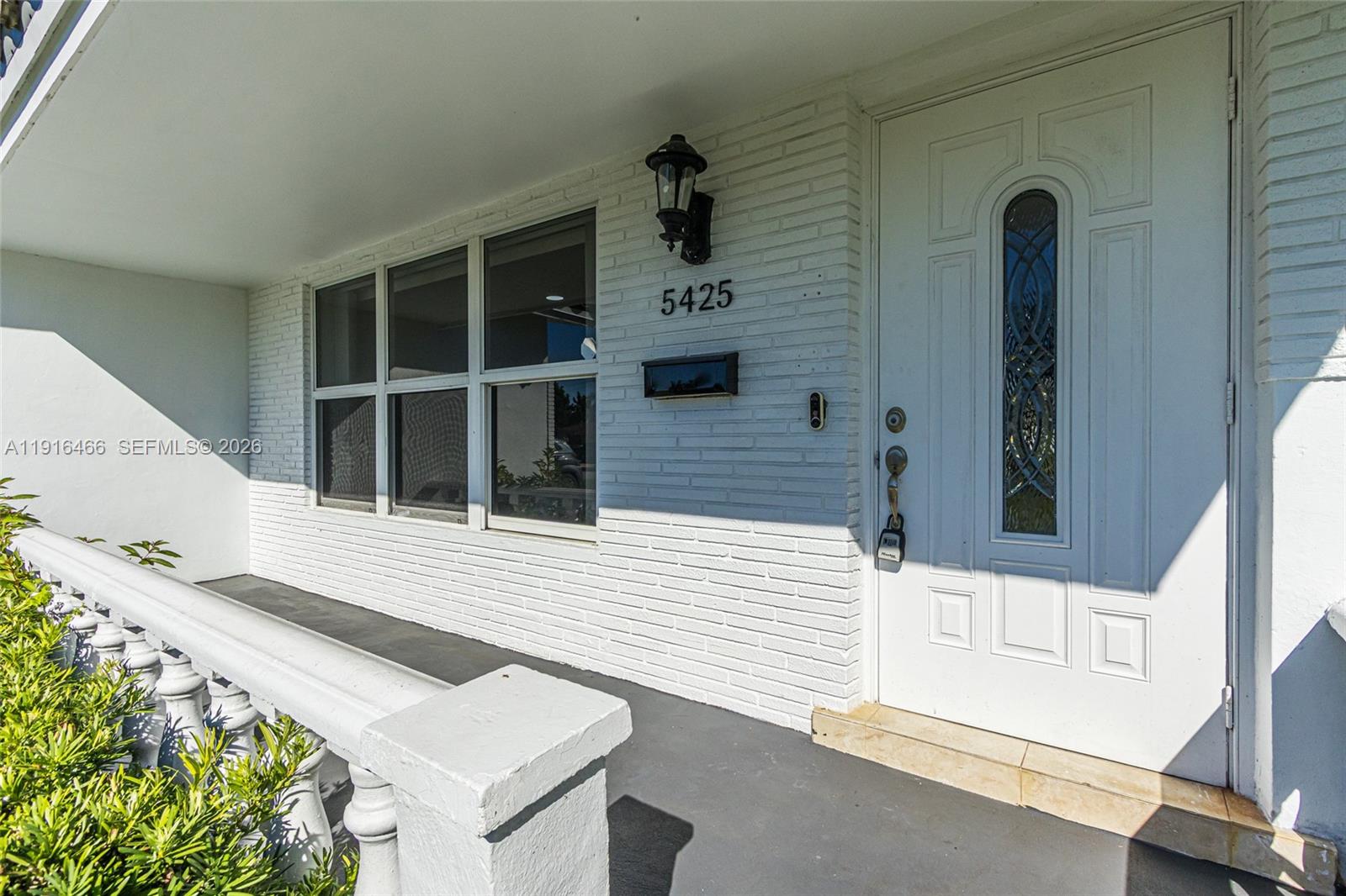 HOLLYWOOD HILLS - Residential