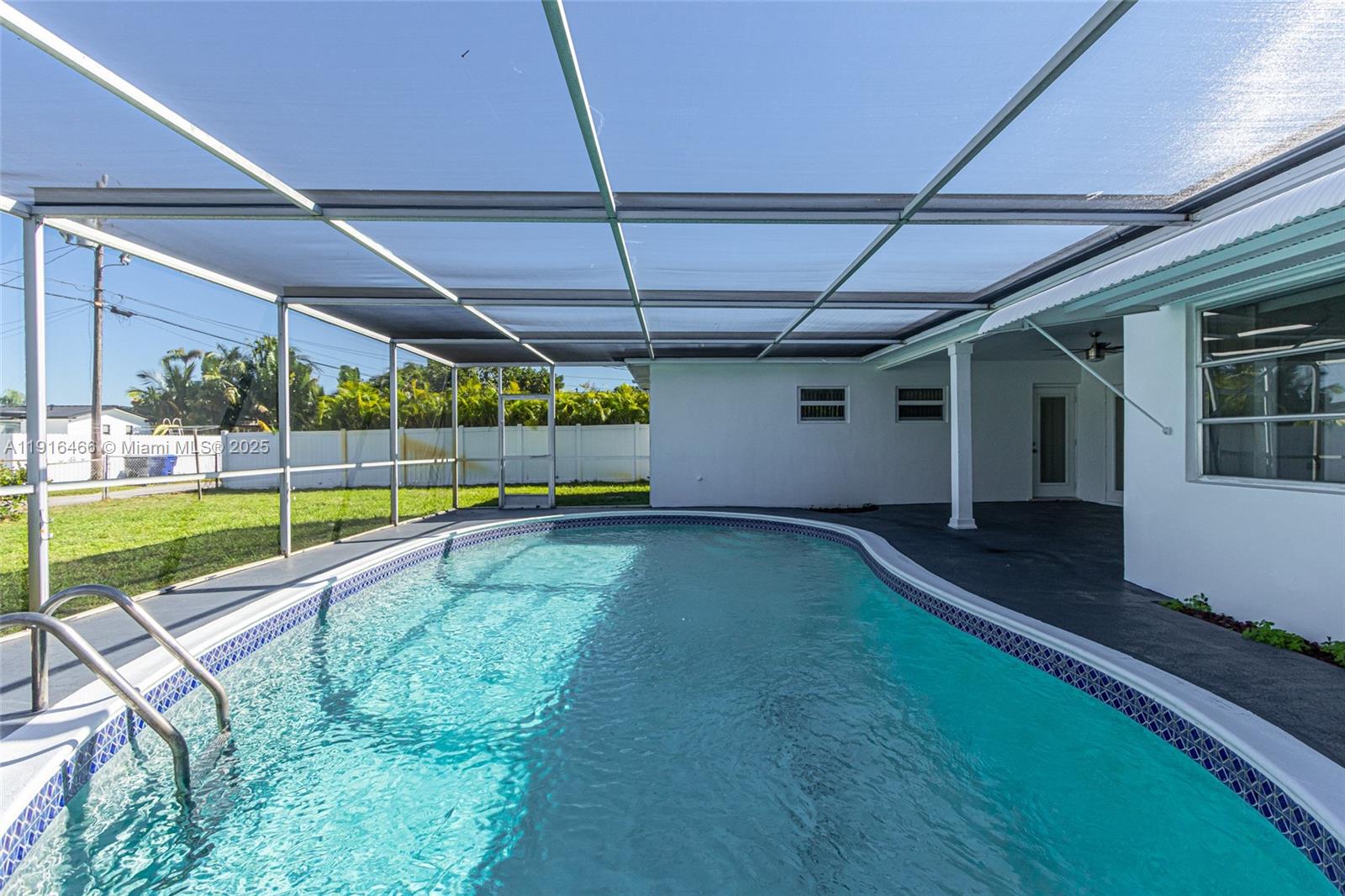 HOLLYWOOD HILLS - Residential