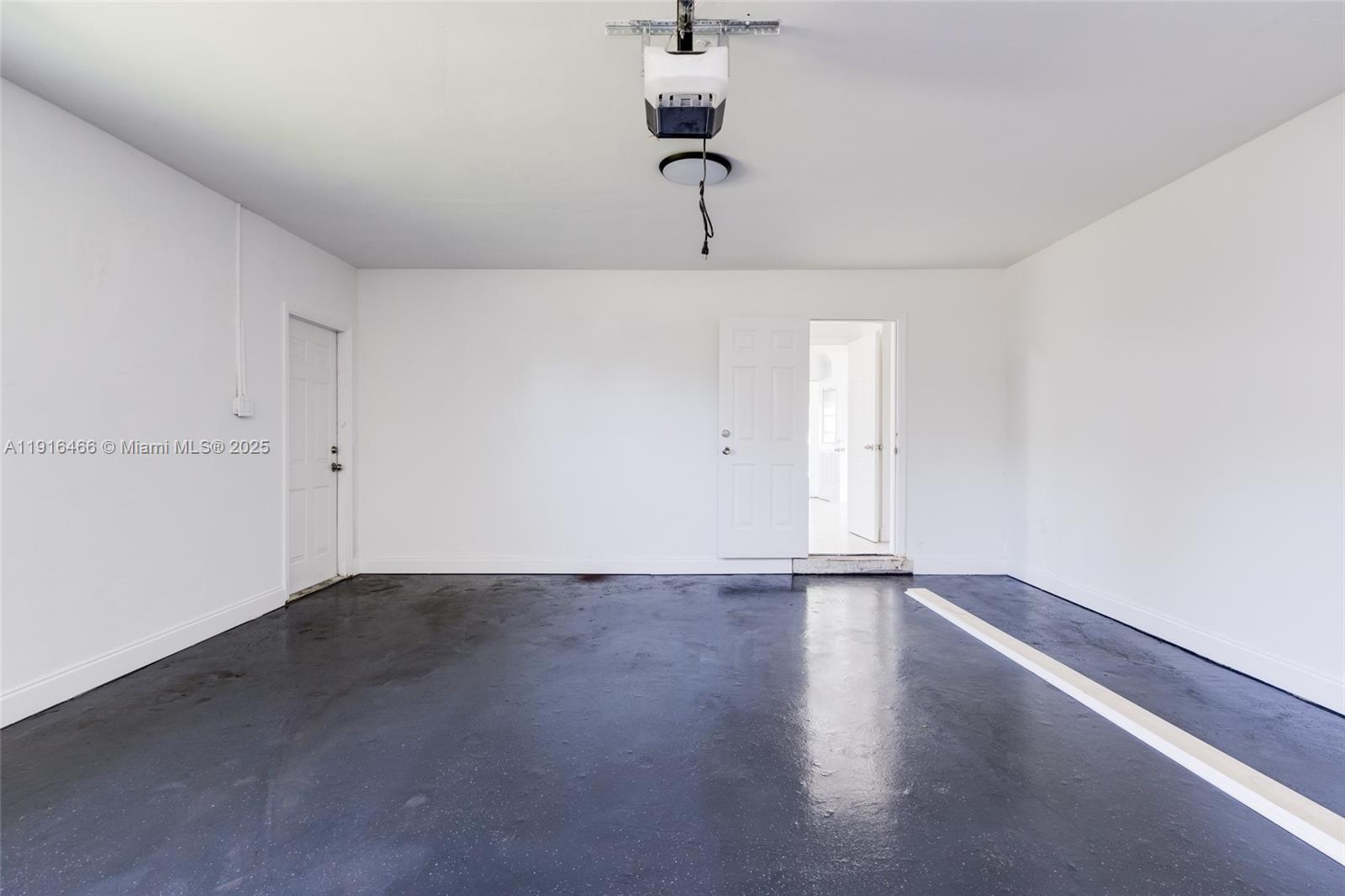 HOLLYWOOD HILLS - Residential