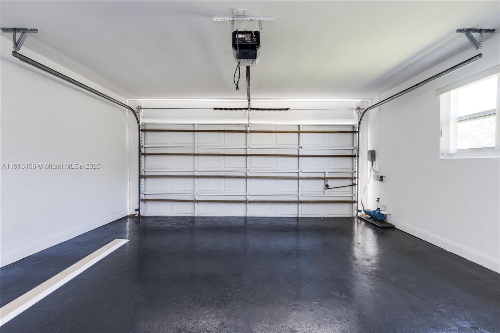 HOLLYWOOD HILLS - Residential