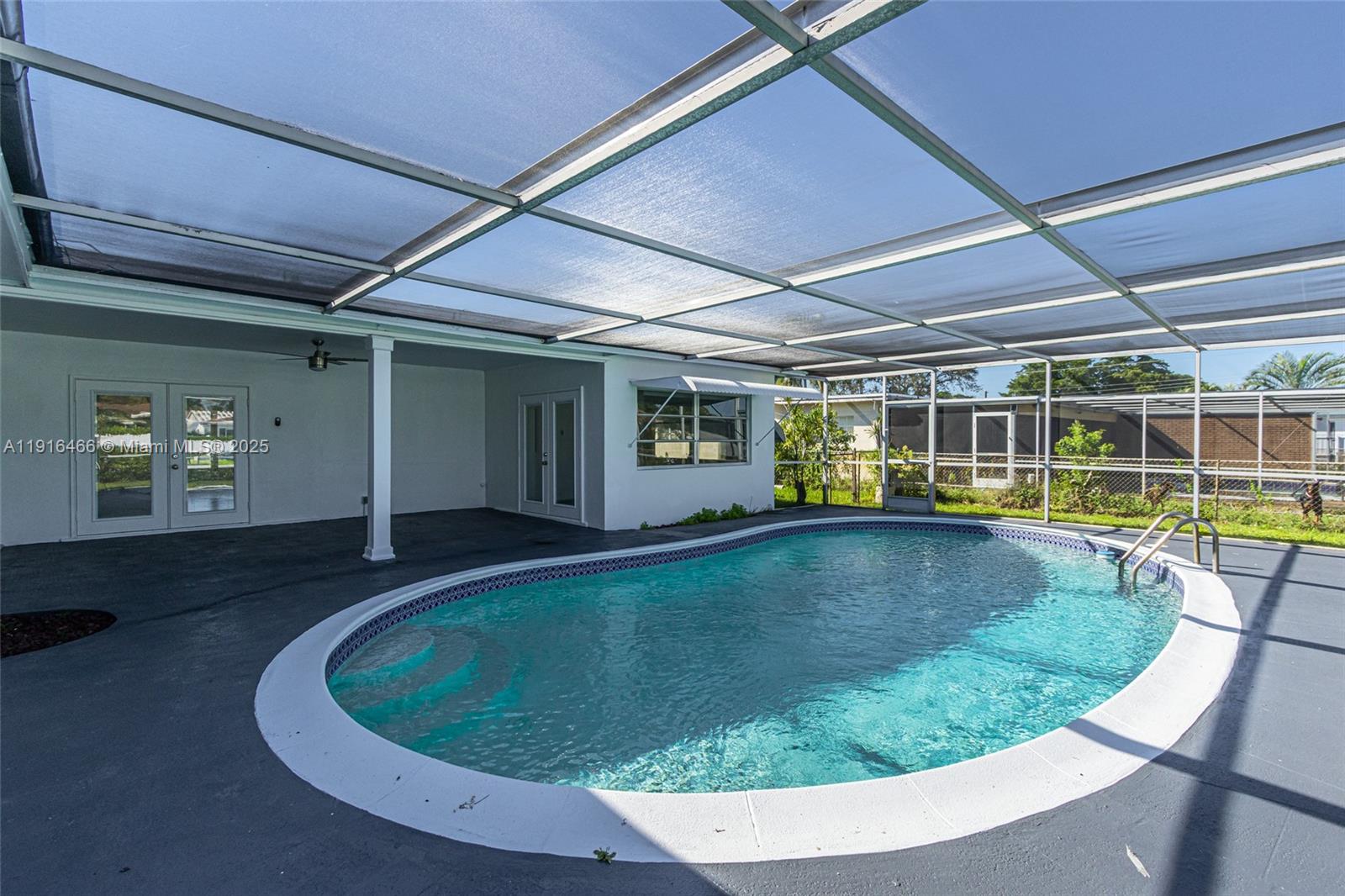 HOLLYWOOD HILLS - Residential